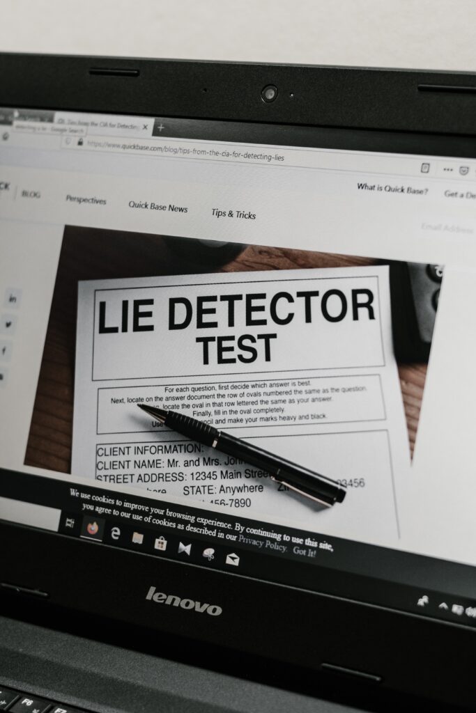 ekran komputera z wyświetlonym napisem lie detector test