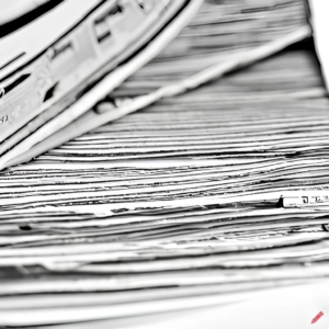 gazety leżące jedna na drugiej